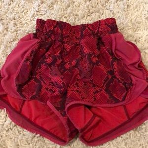red snakeskin pattern size 2 lululemon shorts